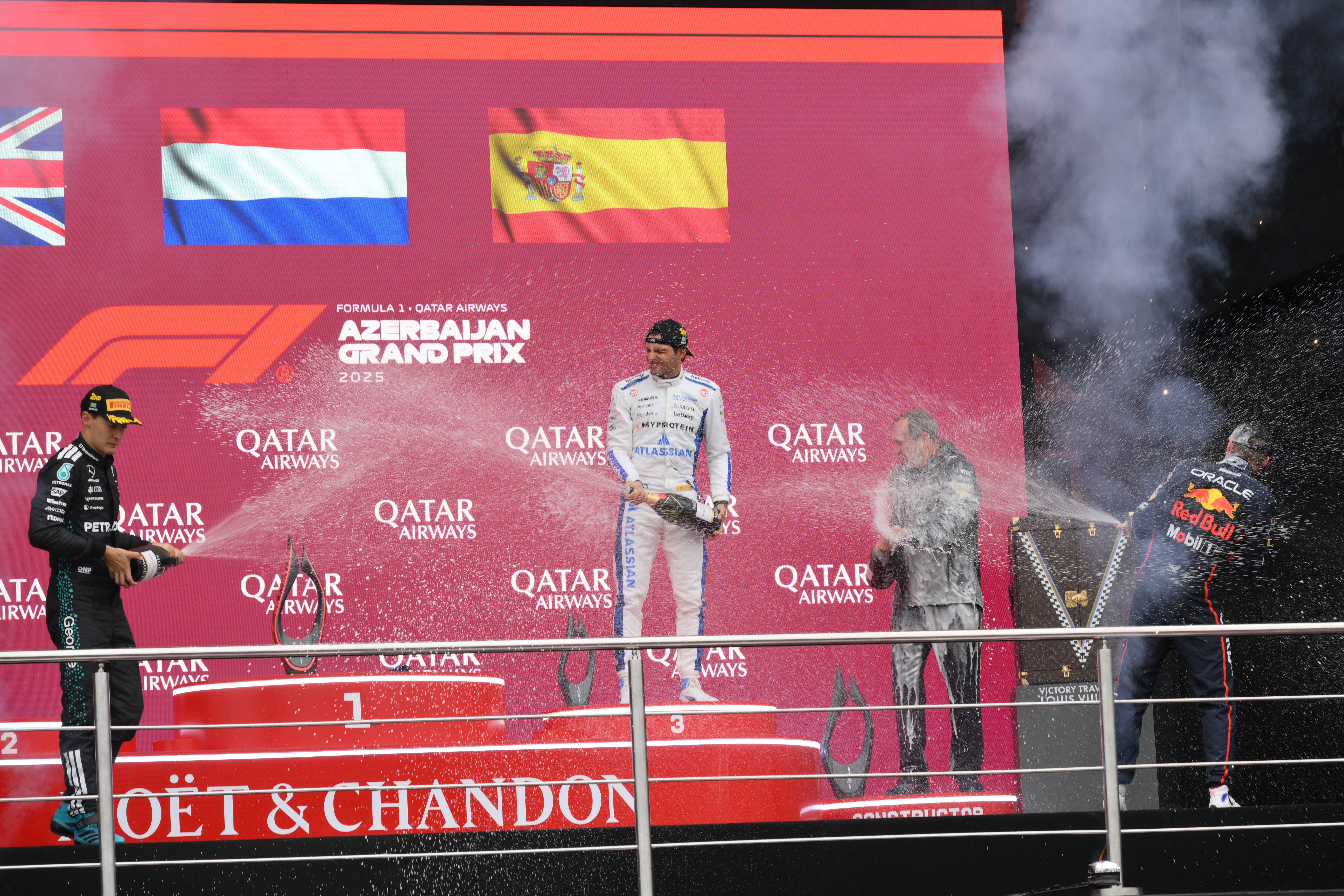 世俱杯分组-雷诺车队碾压红牛车队,塞恩斯统治全场