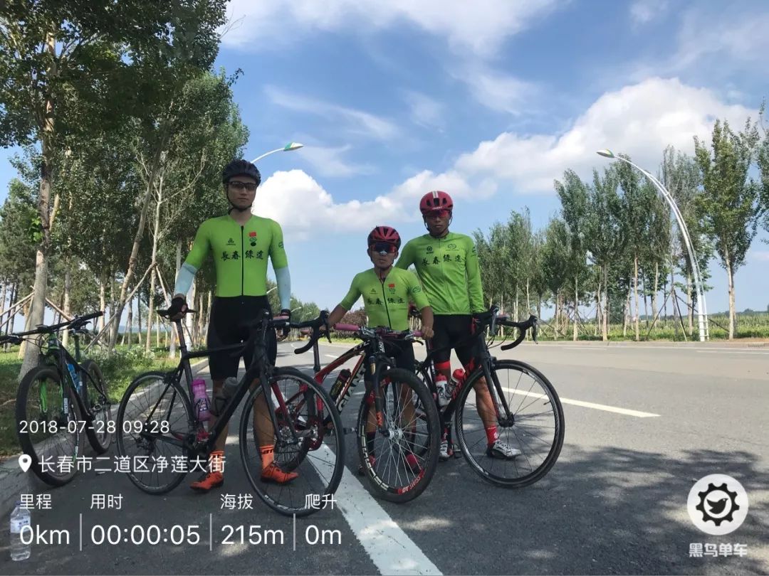 世俱杯改制-深圳队面临激烈比拼，全队一同奋斗争胜