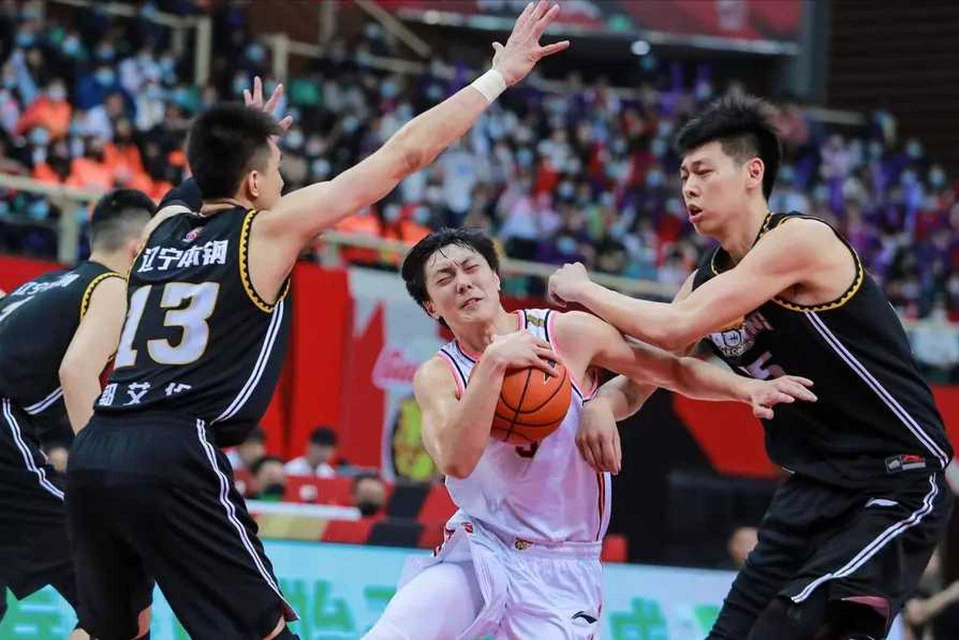 世俱杯改制-深圳队面临激烈比拼，全队一同奋斗争胜