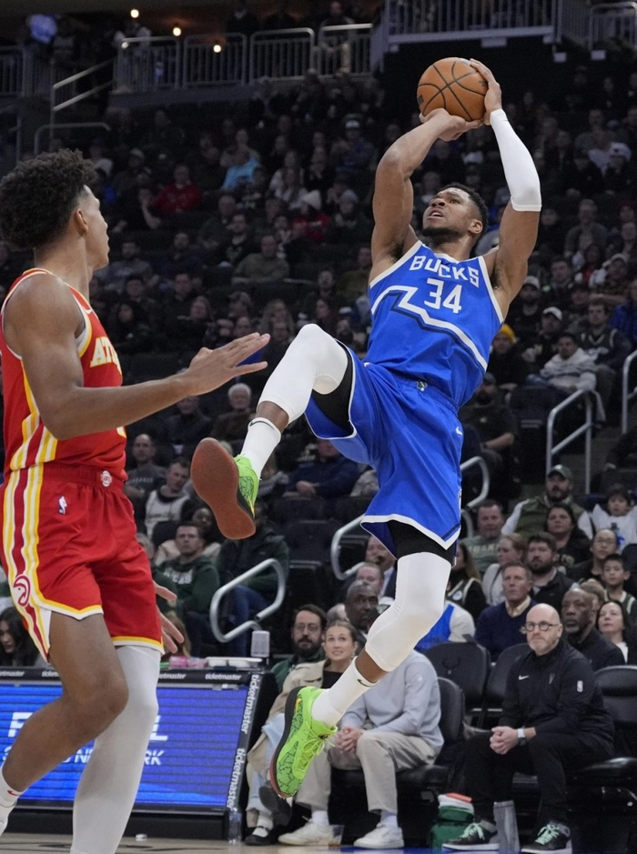 世俱杯参赛资格-勇士正面击溃雄鹿,德罗赞在2026世界杯接管比赛